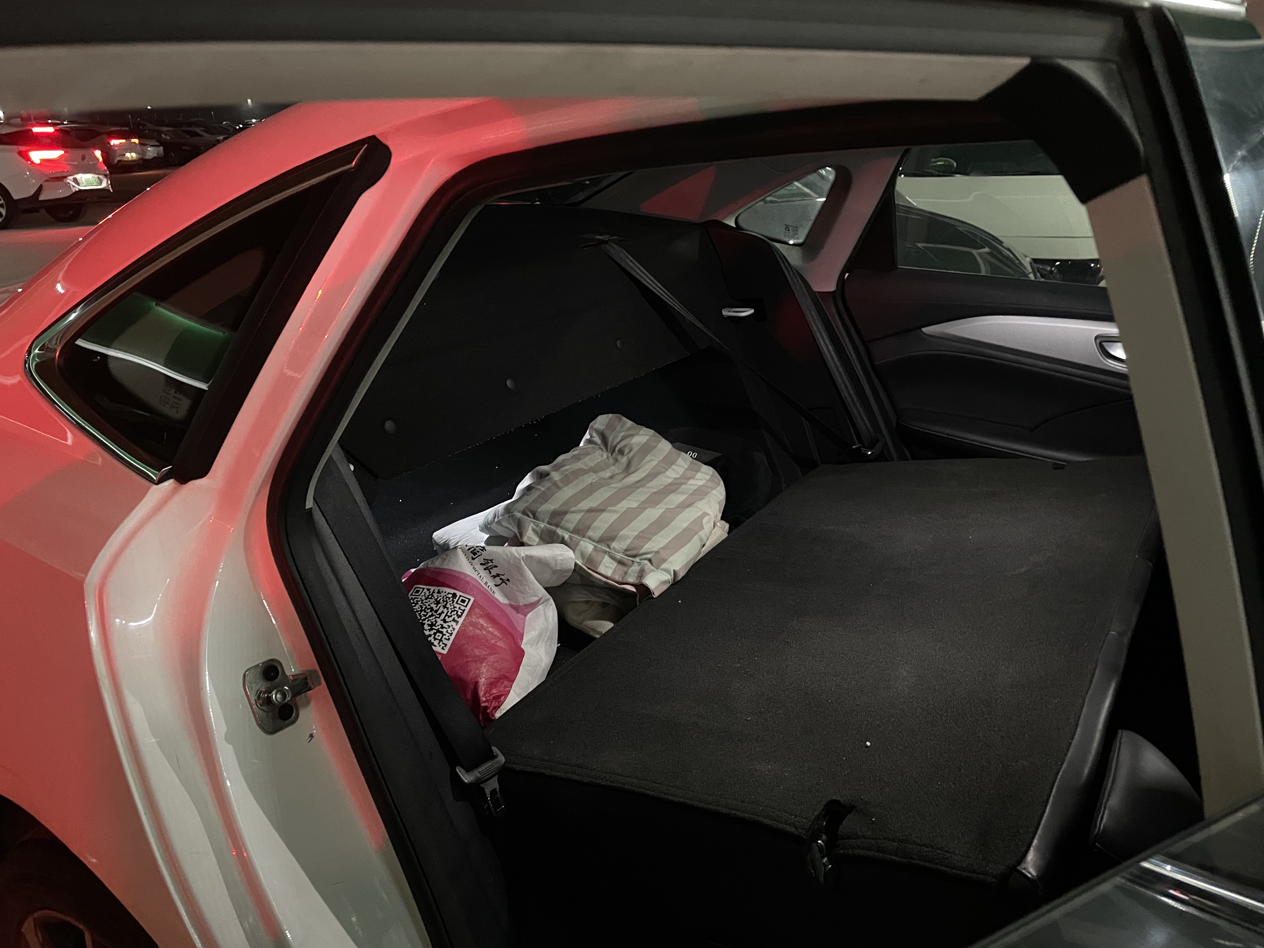 網(wǎng)約車司機(jī)，“卷”在車流里