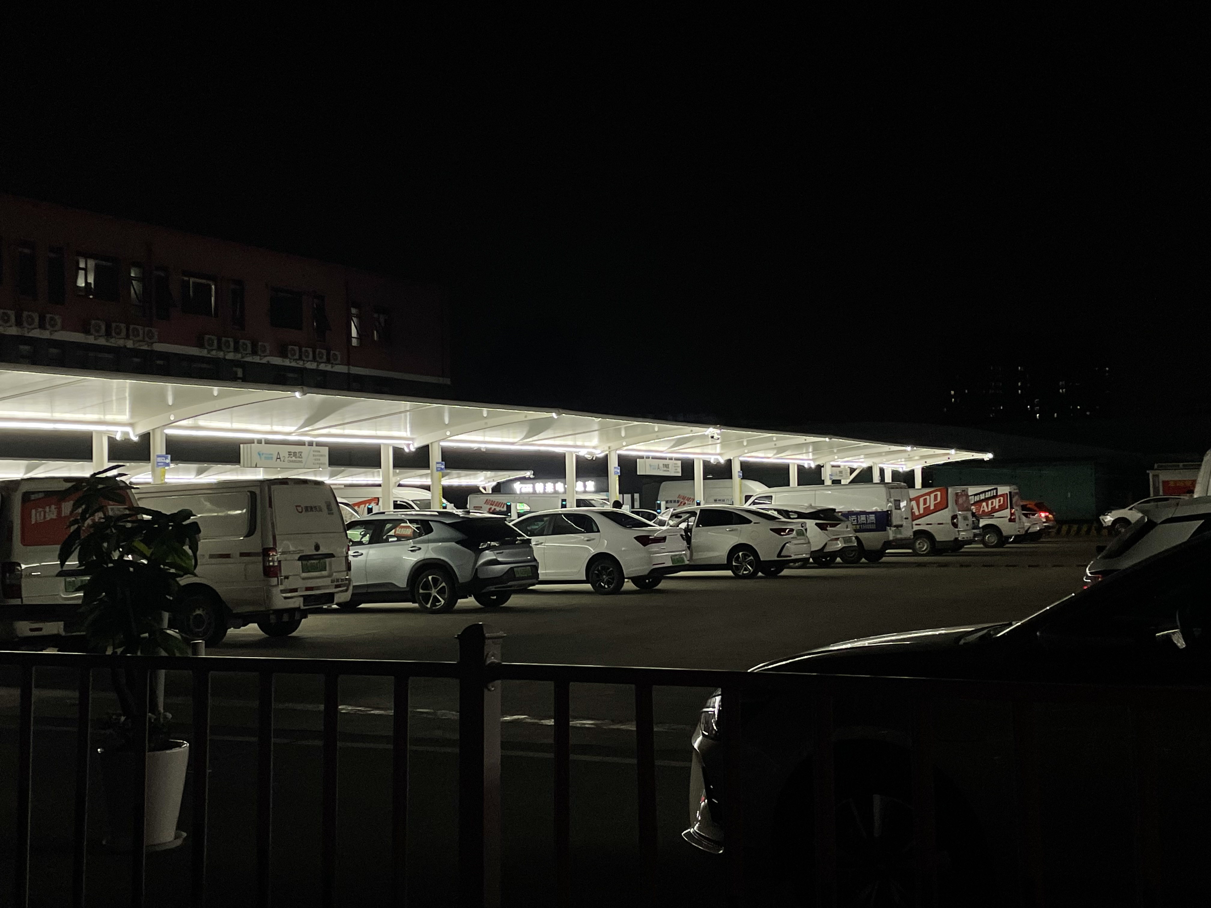 網(wǎng)約車司機(jī)，“卷”在車流里